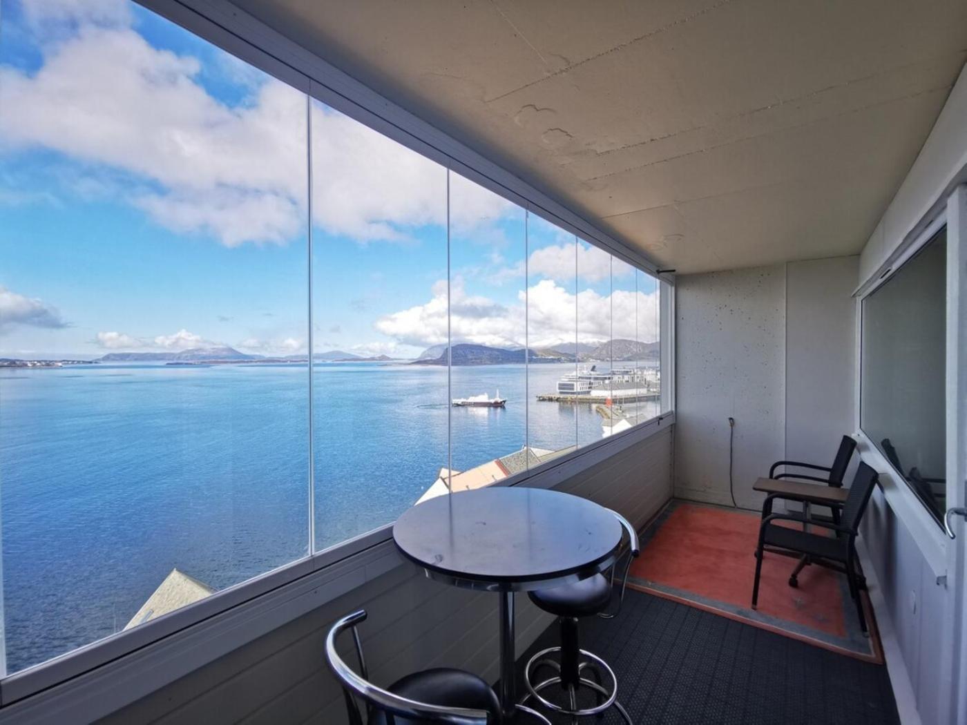 Apartment Close To The City Center With Sea View Alesund Bagian luar foto