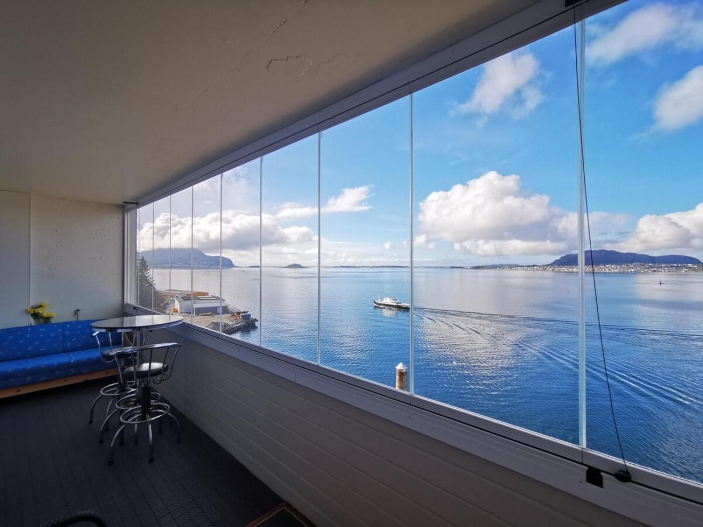 Apartment Close To The City Center With Sea View Alesund Bagian luar foto