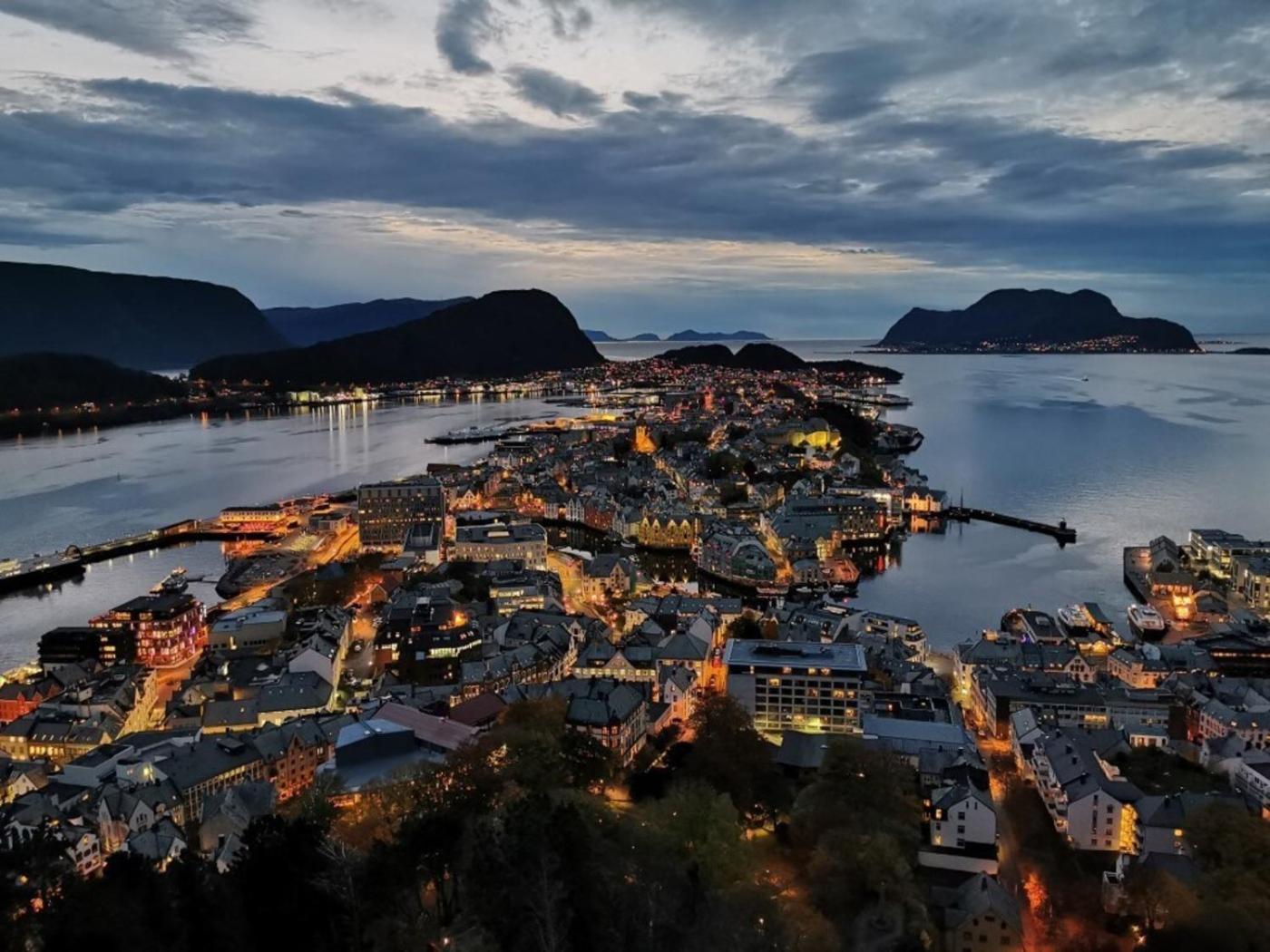 Apartment Close To The City Center With Sea View Alesund Bagian luar foto